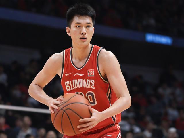 jiuyou.com_ 中国体育界携手推动篮球运动“走出去”，拓展国际市场，当前中国篮球运动推向推进职业化进程的关键是